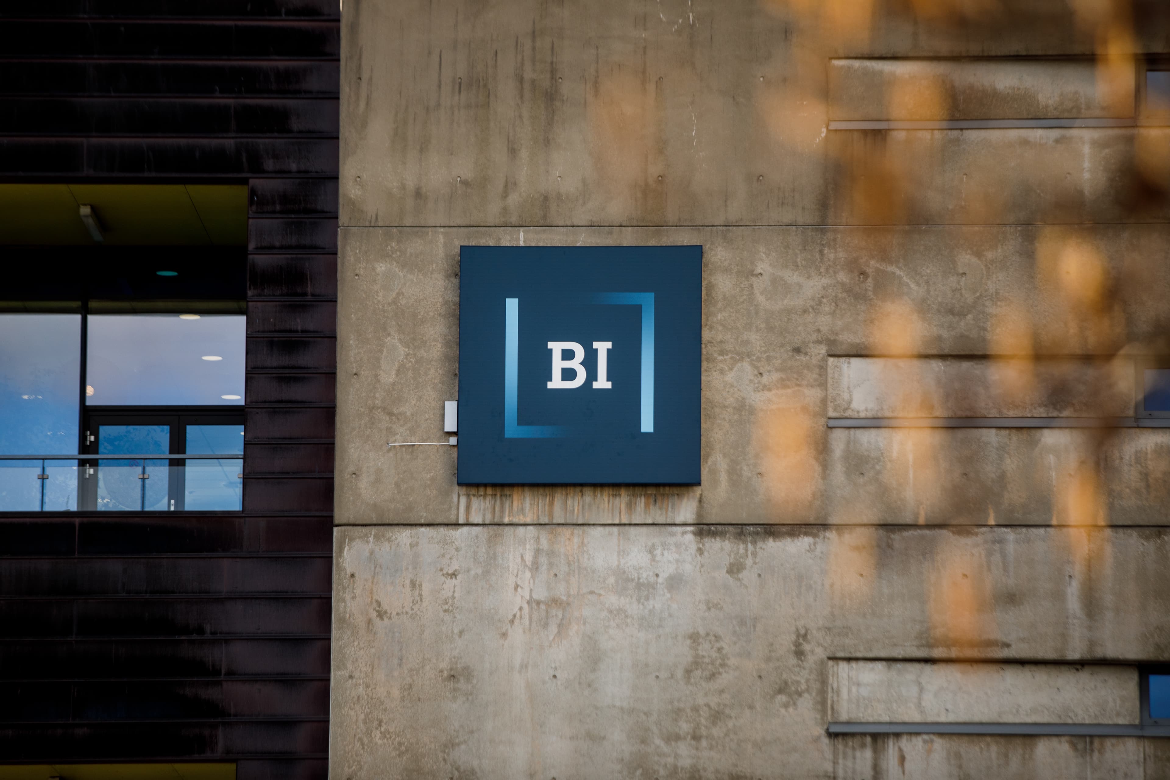 Skilt med BI sin logo på campus