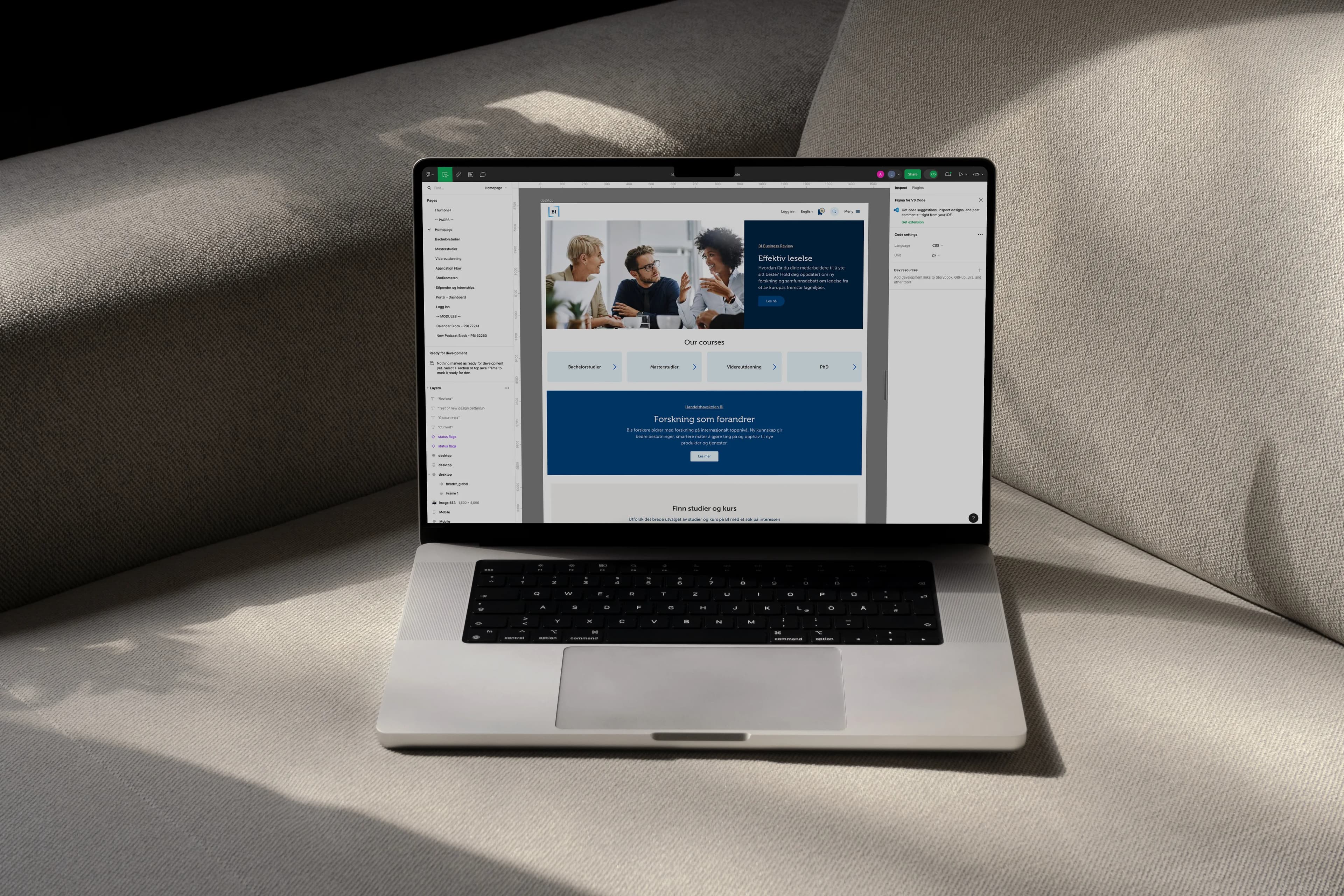 PC med skisse av BI sine nettsider