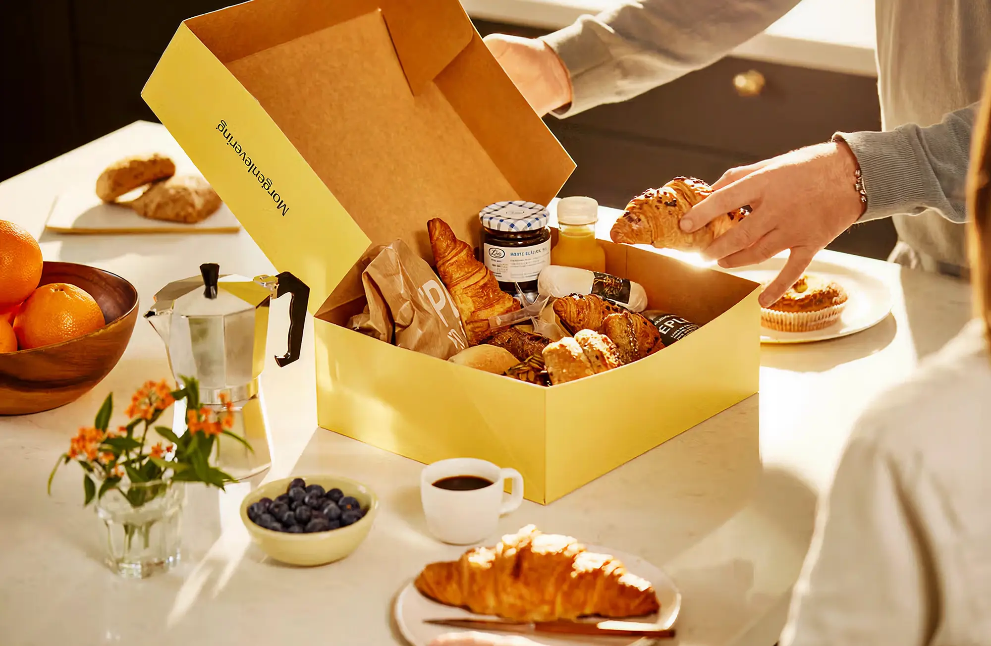 Frokostbord med bakst fra Morgenlevering